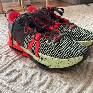 Men's Size 8 Nike Lebron Witness VII Basketball Shoes